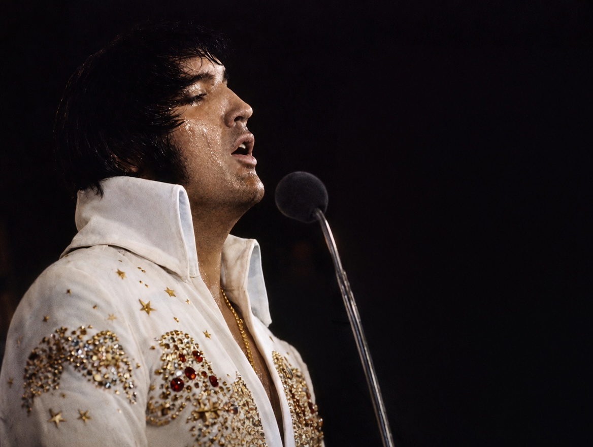 THE WEIGHT OF THE CROWN: ELVIS PRESLEY’S STRUGGLE WITH FAME