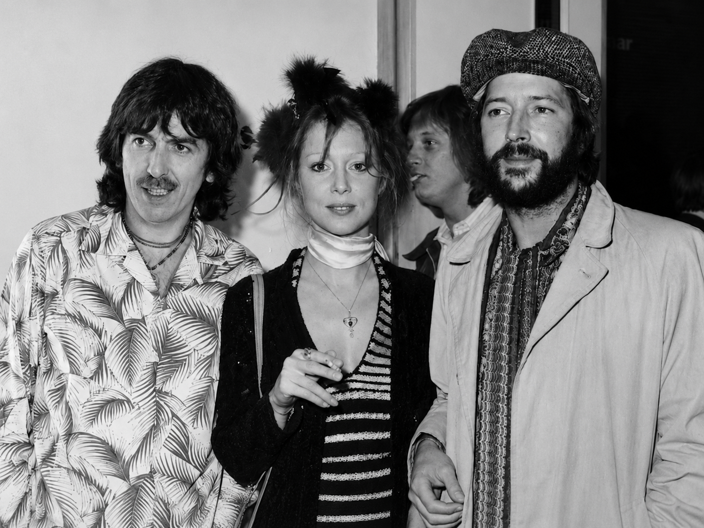 THE DARK TRUTH OF PATTIE BOYD’S LIFE BETWEEN GEORGE HARRISON AND ERIC CLAPTON